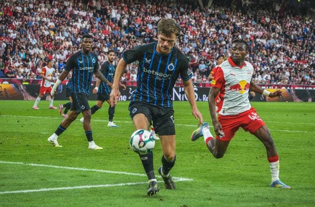 Fussball Österreich, UEFA Champions League 2025 2026, 3. Qualifikationsrunde - FC Red Bull Salzburg vs. Club Brügge - Red Bull Arena (Salzburg, Wals-Siezenheim, Österreich): Jorne Spileers (Club Brugge KV) mit Dorgeles Nene (Red Bull Salzburg) Copyright: xLukasxBierederx