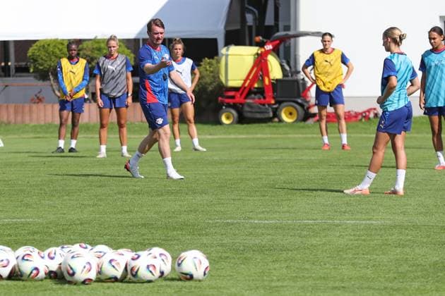 GPFBL: Öffentliches Training der RB Leipzig Frauen, 06.08.25 Cheftrainer Jonas Stephan (RB Leipzig) gibt Anweisungen auf dem Trainingsplatz. Fußball, Google Pixel Frauen-Bundesliga, Saison 2025 2026, Öffentliches Training von RB Leipzig am 06.08.25 in der Sportschule Abtnaundorf, Trainingscampus. Copyright: xBEAUTIFULxSPORTS JanxKaeferx
