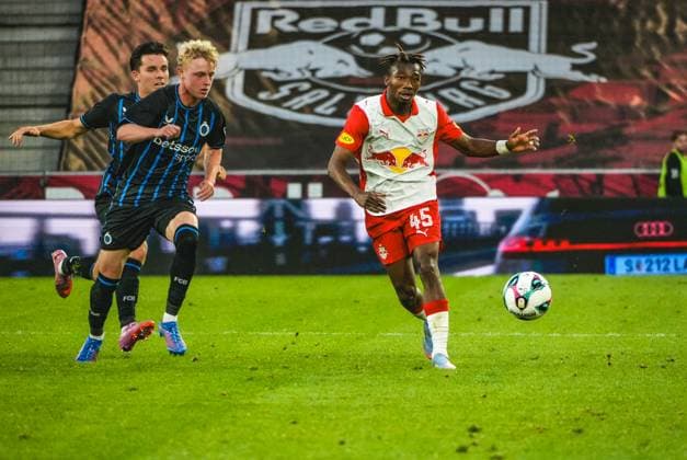 Fussball Österreich, UEFA Champions League 2025 2026, 3. Qualifikationsrunde - Red Bull Salzburg vs. Club Brügge - Red Bull Arena (Salzburg, Wals-Siezenheim, Österreich): Dorgeles Nene (Red Bull Salzburg) mit Joaquin Seys (Club Brugge KV) Copyright: xLukasxBierederx