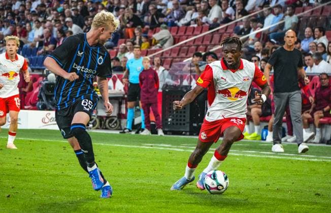 Fussball Österreich, UEFA Champions League 2025 2026, 3. Qualifikationsrunde - Red Bull Salzburg vs. Club Brügge - Red Bull Arena (Salzburg, Wals-Siezenheim, Österreich): Dorgeles Nene (Red Bull Salzburg) mit Joaquin Seys (Club Brugge KV) Copyright: xLukasxBierederx