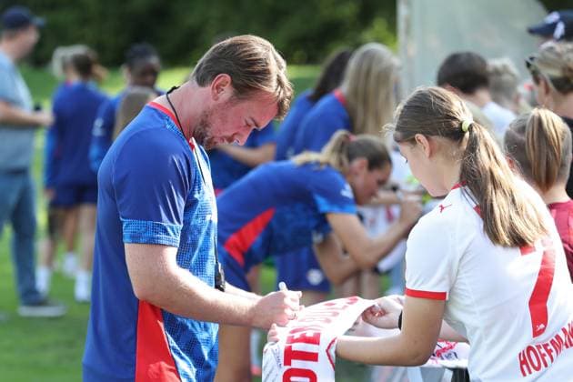 GPFBL: Öffentliches Training der RB Leipzig Frauen, 06.08.25 Cheftrainer Jonas Stephan (RB Leipzig) signiert einen Fan-Schal. Fußball, Google Pixel Frauen-Bundesliga, Saison 2025 2026, Öffentliches Training von RB Leipzig am 06.08.25 in der Sportschule Abtnaundorf, Trainingscampus. Copyright: xBEAUTIFULxSPORTS JanxKaeferx