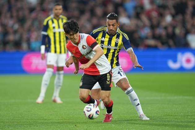 ROTTERDAM , 06-08-2025 , Stadium Feijenoord de Kuip , season 2025 2026 , UEFA Champions League Third Qualifying round , match between Feyenoord and Fenerbahce , Feyenoord player Inbeom Hwang, Fenerbahce player Irfan Can Kahveci, Feyenoord - Fenerbahce  x30406829x Copyright: