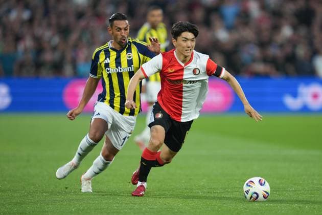 ROTTERDAM , 06-08-2025 , Stadium Feijenoord de Kuip , season 2025 2026 , UEFA Champions League Third Qualifying round , match between Feyenoord and Fenerbahce , Feyenoord player Inbeom Hwang, Fenerbahce player Irfan Can Kahveci, Feyenoord - Fenerbahce  x30406831x Copyright: