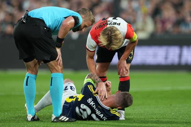 ROTTERDAM , 06-08-2025 , Stadium Feijenoord de Kuip , season 2025 2026 , UEFA Champions League Third Qualifying round , match between Feyenoord and Fenerbahce , referee Glenn Nyberg, Fenerbahce player Milan Skriniar, Feyenoord player Sem Steijn , Feyenoord - Fenerbahce  x30407183x Copyright:
