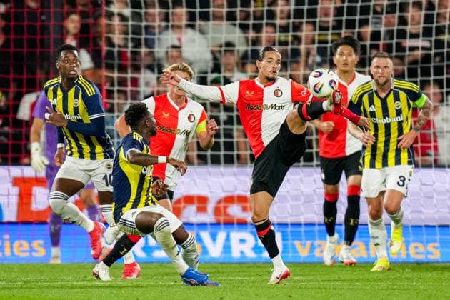 UEFA Champions League: Feyenoord v Fenerbahce SK Rotterdam - John Duran of Fenerbache SK, Sem Steijn of Feyenoord and Annis Hadj Moussa of Feyenoord during the third qualification round 1st leg of The Champions League 2025 2026. The match is set between Feyenoord and Fenerbahce SK at Stadion Feijenoord De Kuip on 6 August 2025 in Rotterdam, The Netherlands. Copyright: xYannickxVerhoevenx