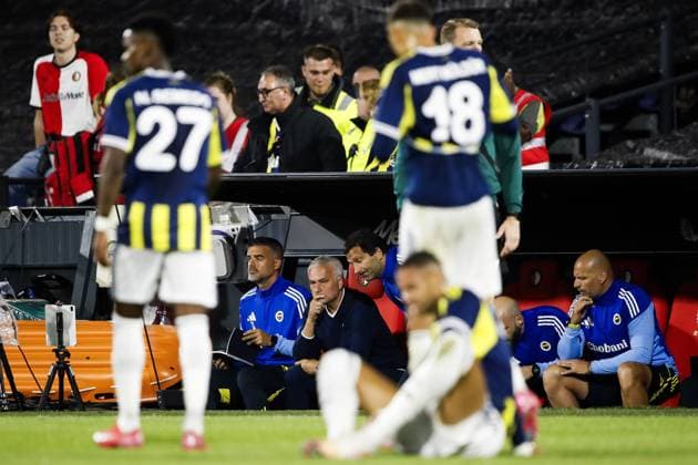 ROTTERDAM - Fenerbahce SK coach Jose Mourinho (c) during the third qualifying round Champions League match between Feyenoord and FenerbahoÂße at Feyenoord Stadium de Kuip on Aug. 6, 2025 in Rotterdam, Netherlands. ANP BART STOUTJESDIJK UEFA Champions League Third Qualifying Round First Leg 2025-2026 xVIxANPxSportx xxANPxIVx 532931274 originalFilename: 532931274.jpg