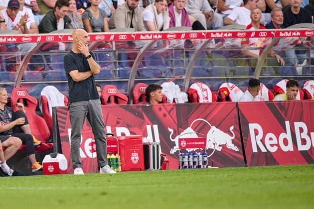 Salzburg, Österreich 06. August 2025: Champions League - Qualifikation - 2025 2026 - RB Salzburg vs. FC Brügge Im Bild: Coach Thomas Letsch (RB) nachdenklich auf dem Spielfeld. Red Bull Arena Copyright: xFotostandx xWassmuthx