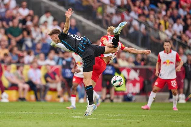 Salzburg, Österreich 06. August 2025: Champions League - Qualifikation - 2025 2026 - RB Salzburg vs. FC Brügge Im Bild: v. li. im Zweikampf Jorne Spileers (Brugge), Yorbe Vertessen (RB) Red Bull Arena Copyright: xFotostandx xWassmuthx