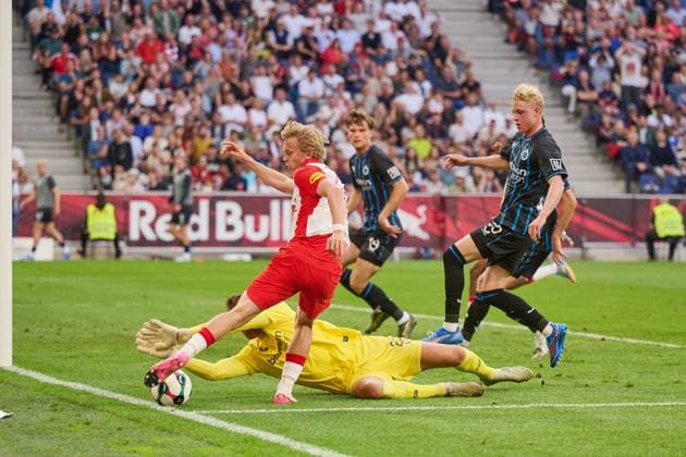 Salzburg, Österreich 06. August 2025: Champions League - Qualifikation - 2025 2026 - RB Salzburg vs. FC Brügge Im Bild: v. li. im Zweikampf Torwart Simon Mignolet (Brugge), Frans Krätzig Kraetzig (RB), Joaquin Seys (Brugge) Red Bull Arena Copyright: xFotostandx xWassmuthx