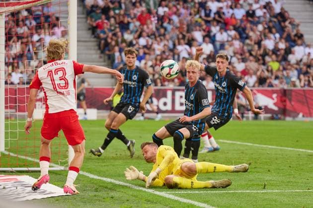 Salzburg, Österreich 06. August 2025: Champions League - Qualifikation - 2025 2026 - RB Salzburg vs. FC Brügge Im Bild: v.li. Frans Krätzig Kraetzig (RB), Torwart Simon Mignolet (Brugge), Joaquin Seys (Brugge) Red Bull Arena Copyright: xFotostandx xWassmuthx
