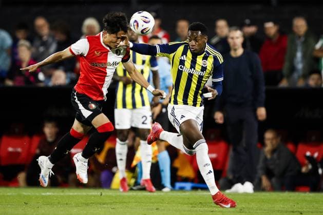 ROTTERDAM - Tsuyoshi Watanabe of Feyenoord, Jhon Duran of Fenerbahce SK (l-r) during the third qualifying round Champions League match between Feyenoord and FenerbahoÂße at Feyenoord Stadion de Kuip on Aug. 6, 2025 in Rotterdam, Netherlands. ANP BART STOUTJESDIJK UEFA Champions League Third Qualifying Round First Leg 2025-2026 xVIxANPxSportx xxANPxIVx 532931950 originalFilename: 532931950.jpg