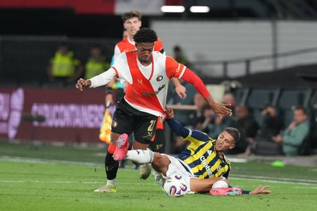 ROTTERDAM , 06-08-2025 , Stadium Feijenoord de Kuip , season 2025 2026 , UEFA Champions League Third Qualifying round , match between Feyenoord and Fenerbahce , Feyenoord player Gaoussou Diarra, Fenerbahce player Mert Muldur, Gaoussou Diarra, Mert Muldu Feyenoord - Fenerbahce  x30407858x Copyright: