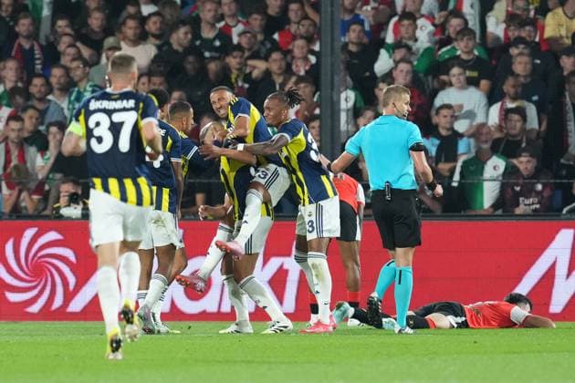ROTTERDAM , 06-08-2025 , Stadium Feijenoord de Kuip , season 2025 2026 , UEFA Champions League Third Qualifying round , match between Feyenoord and Fenerbahce , Fenerbahce celebrating the 1-1 of Fenerbahce player Sofyan Amrabat , Feyenoord - Fenerbahce  x30407907x Copyright: