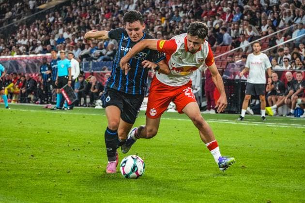 Fussball Österreich, UEFA Champions League 2025 2026, 3. Qualifikationsrunde - Red Bull Salzburg vs. Club Brügge - Red Bull Arena (Salzburg, Wals-Siezenheim, Österreich): Kerim Alajbegovic (Red Bull Salzburg) mit Hugo Vetlesen (Club Brugge KV) Copyright: xLukasxBierederx