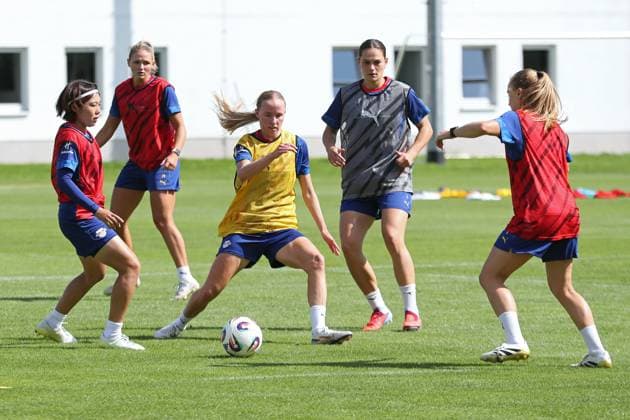 GPFBL: Öffentliches Training der RB Leipzig Frauen, 06.08.25 Nikoline Dudek (24, RB Leipzig) im gelben Hemd - umgeben von Kai Kadowaki (15, RB Leipzig), Marleen Schimmer (14, RB Leipzig) und Giovanna Hoffmann (7, RB Leipzig). Fußball, Google Pixel Frauen-Bundesliga, Saison 2025 2026, Öffentliches Training von RB Leipzig am 06.08.25 in der Sportschule Abtnaundorf, Trainingscampus. Copyright: xBEAUTIFULxSPORTS JanxKaeferx