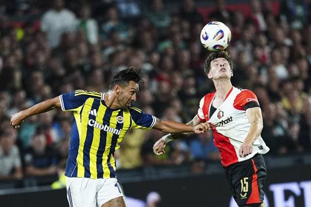 Feyenoord v Fenerbahce - UEFA Champions League ROTTERDAM, NETHERLANDS - AUGUST 06: Jordan Bas of Feyenoord in action against Irfan Can Kahveci of Fenerbahce during the UEFA Champions League third qualifying round first leg match between Fenerbahce and Feyenoord, in Rotterdam, the Netherlands on August 06, 2025. Agit Erdi Ulukaya Anadolu Rotterdam Netherlands. Editorial use only. Please get in touch for any other usage.  Copyright: x2025xAnadoluxAgitxErdixUlukayax