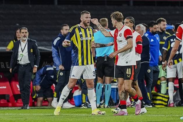 Feyenoord v Fenerbahce - UEFA Champions League ROTTERDAM, NETHERLANDS - AUGUST 06: Players of Feyenoord and Fenerbahce argue during the UEFA Champions League third qualifying round first leg match between Fenerbahce and Feyenoord, in Rotterdam, the Netherlands on August 06, 2025. Agit Erdi Ulukaya Anadolu Rotterdam Netherlands. Editorial use only. Please get in touch for any other usage.  Copyright: x2025xAnadoluxAgitxErdixUlukayax