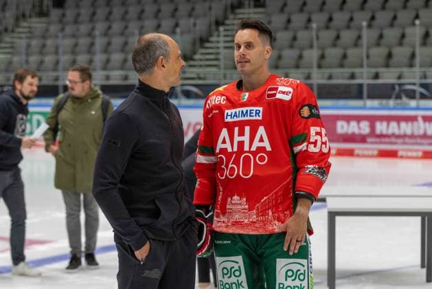 Mannschaftsarzt Dr. Jens-Ulrich Otto (Augsburger Panther) und Ryan Button 55 (Augsburger Panther), Mannschafts und Portraitbilder, Augsburger Panther, Saison 2025 2026, Eishockey, Penny-DEL, 06.08.2025 Augsburg Bayern Deutschland