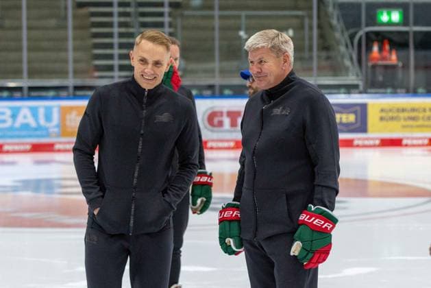 Sportmanager Markus Keller (Augsburger Panther) und Chef-Trainer Bill Peters (Augsburger Panther), Mannschafts und Portraitbilder, Augsburger Panther, Saison 2025 2026, Eishockey, Penny-DEL, 06.08.2025 Augsburg Bayern Deutschland