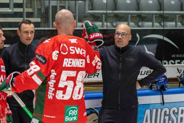 Maximilian Renner 58 (Augsburger Panther) und Physiotherapeut Alexander Ablass (Augsburger Panther), Mannschafts und Portraitbilder, Augsburger Panther, Saison 2025 2026, Eishockey, Penny-DEL, 06.08.2025 Augsburg Bayern Deutschland
