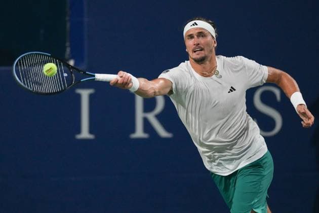 August 6, 2025, Toronto, Ontario, Canada: Alexander Zverev of Germany lunges to play a forehand against Karen Khachanov of Russia during the Men s Singles semifinals match of the ATP, Tennis Herren Masters 1000 National Bank Open at Sobeys Stadium. on August 6, 2025 in Toronto, Canada. Toronto Canada - ZUMAe321 20250806_zsa_e321_044 Copyright: xLeonardoxRamirezx