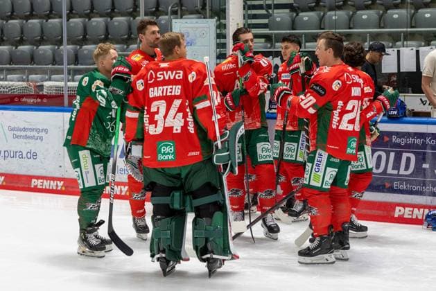 Die Spieler warten auf die Fotografen, Mannschafts und Portraitbilder, Augsburger Panther, Saison 2025 2026, Eishockey, Penny-DEL, 06.08.2025 Augsburg Bayern Deutschland