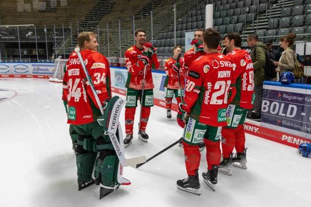 Die Spieler warten auf die Fotografen, Mannschafts und Portraitbilder, Augsburger Panther, Saison 2025 2026, Eishockey, Penny-DEL, 06.08.2025 Augsburg Bayern Deutschland