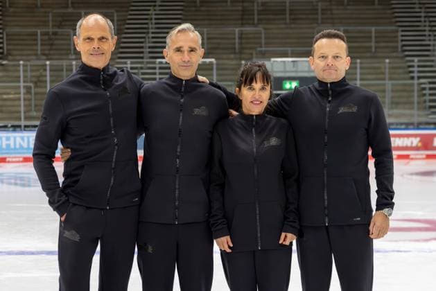 l-r: Mannschaftsarzt Dr. Jens-Ulrich Otto (Augsburger Panther), Mannschaftsarzt Dr. Karsten Bogner (Augsburger Panther), Zahnaerztin Dr. Roswitha Merk (Augsburger Panther), Mannschaftsarzt Dr. med. Karl Golczyk (Augsburger Panther), Mannschafts und Portraitbilder, Augsburger Panther, Saison 2025 2026, Eishockey, Penny-DEL, 06.08.2025 Augsburg Bayern Deutschland