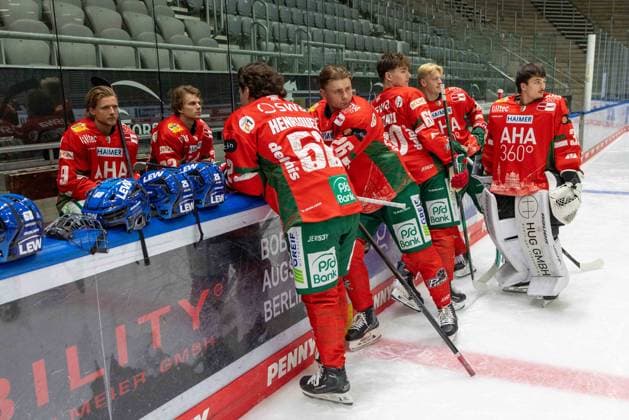 Die Spieler warten auf die Fotografen, Mannschafts und Portraitbilder, Augsburger Panther, Saison 2025 2026, Eishockey, Penny-DEL, 06.08.2025 Augsburg Bayern Deutschland