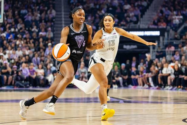 SAN FRANCISCO, CA - AUGUST 06: Golden State Valkyries guard Kaila Charles (6) dribbles the ball against Las Vegas Aces guard Aaliyah Nye (13) during a WNBA, Basketball Damen, USA game on August 6, 2025 at the Chase Center in San Francisco, CA. (Photo by Matthew Huang Icon Sportswire) WNBA: AUG 06 Las Vegas Aces at Golden State Valkyries EDITORIAL USE ONLY Icon250806007