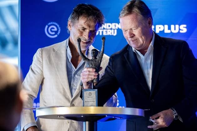 UTRECHT - Ronald Koeman will receive an Eredivisie Oeuvre Award from the hands of Guus Hiddink. This makes the former professional footballer and current national team, Nationalteam coach the fifth winner of the award. With the award, individuals with a great value for Dutch soccer are put in the spotlight in a special way. ANP ROB ENGELAAR xVIxANPxSportx xxANPxIVx 532975431 originalFilename: 532975431.jpg