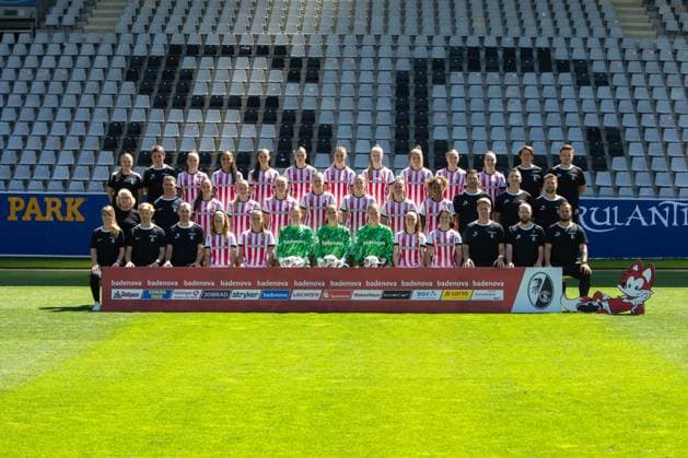 SC Freiburg Frauen, Media Day, 07.08.2025 Mannschaftsbild der SC Freiburg Frauen: Hintere Reihe (von links): Annika Miller (Teammanagerin) Silke Heckel (Teambetreuerin) Nora Scherer Nicole Ojukwu Leela Egli Alina Axtmann Greta Stegemann Meret Felde Lisa Karl Sophie Nachtigall Alena Bienz Carolin Schneider (Leiterin Physiotherapie) Nils Afflerbach (Physiotherapeut) Mittlere Reihe (von links): Birgit Bauer-Schick (Bereichsleiterin Frauenfußball) André Malinowski (Sportlicher Leiter) Maj Schneider Tessa Blumenberg Luca Birkholz Julia Stierli Mia-Lena Maas Svenja Fölmli Aurélie Csillag Edmond Kapllani (Trainer) Sebastian Grunert (Co-Trainer) Nico Schneck (Co-Trainer) Vordere Reihe (von links): PD Dr. Lisa Bode (Medizinische Leitung) PD Dr. Markus Siegel (Mannschaftsarzt) Daniel Streif (Datenanalyst) Nia Szenk Selina Vobian Rebecca Adamczyk Laura Benkarth Sarah-Lisa Dübel Lisa Kolb Ally Gudorf Tobias Galli (Athletiktrainer) Dominik Bergdorf (Torwarttrainer) Sandrino Braun-Schumacher (Verbindungstrainer) SC Freiburg Frauen, Media Day, Dreisamstadion, 07.08.2025 DFB DFL REGULATIONS PROHIBIT ANY USE OF PHOTOGRAPHS AS IMAGE SEQUENCES AND OR QUASI-VIDEO. Copyright: xBEAUTIFULxSPORTS Boscox