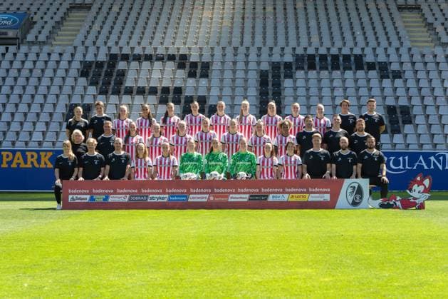 SC Freiburg Frauen, Media Day, 07.08.2025 Mannschaftsbild der SC Freiburg Frauen: Hintere Reihe (von links): Annika Miller (Teammanagerin) Silke Heckel (Teambetreuerin) Nora Scherer Nicole Ojukwu Leela Egli Alina Axtmann Greta Stegemann Meret Felde Lisa Karl Sophie Nachtigall Alena Bienz Carolin Schneider (Leiterin Physiotherapie) Nils Afflerbach (Physiotherapeut) Mittlere Reihe (von links): Birgit Bauer-Schick (Bereichsleiterin Frauenfußball) André Malinowski (Sportlicher Leiter) Maj Schneider Tessa Blumenberg Luca Birkholz Julia Stierli Mia-Lena Maas Svenja Fölmli Aurélie Csillag Edmond Kapllani (Trainer) Sebastian Grunert (Co-Trainer) Nico Schneck (Co-Trainer) Vordere Reihe (von links): PD Dr. Lisa Bode (Medizinische Leitung) PD Dr. Markus Siegel (Mannschaftsarzt) Daniel Streif (Datenanalyst) Nia Szenk Selina Vobian Rebecca Adamczyk Laura Benkarth Sarah-Lisa Dübel Lisa Kolb Ally Gudorf Tobias Galli (Athletiktrainer) Dominik Bergdorf (Torwarttrainer) Sandrino Braun-Schumacher (Verbindungstrainer) SC Freiburg Frauen, Media Day, Dreisamstadion, 07.08.2025 DFB DFL REGULATIONS PROHIBIT ANY USE OF PHOTOGRAPHS AS IMAGE SEQUENCES AND OR QUASI-VIDEO. Copyright: xBEAUTIFULxSPORTS Boscox