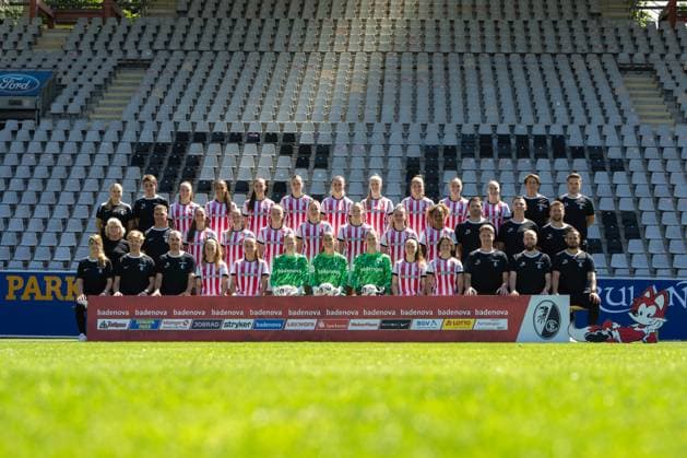 SC Freiburg Frauen, Media Day, 07.08.2025 Mannschaftsbild der SC Freiburg Frauen: Hintere Reihe (von links): Annika Miller (Teammanagerin) Silke Heckel (Teambetreuerin) Nora Scherer Nicole Ojukwu Leela Egli Alina Axtmann Greta Stegemann Meret Felde Lisa Karl Sophie Nachtigall Alena Bienz Carolin Schneider (Leiterin Physiotherapie) Nils Afflerbach (Physiotherapeut) Mittlere Reihe (von links): Birgit Bauer-Schick (Bereichsleiterin Frauenfußball) André Malinowski (Sportlicher Leiter) Maj Schneider Tessa Blumenberg Luca Birkholz Julia Stierli Mia-Lena Maas Svenja Fölmli Aurélie Csillag Edmond Kapllani (Trainer) Sebastian Grunert (Co-Trainer) Nico Schneck (Co-Trainer) Vordere Reihe (von links): PD Dr. Lisa Bode (Medizinische Leitung) PD Dr. Markus Siegel (Mannschaftsarzt) Daniel Streif (Datenanalyst) Nia Szenk Selina Vobian Rebecca Adamczyk Laura Benkarth Sarah-Lisa Dübel Lisa Kolb Ally Gudorf Tobias Galli (Athletiktrainer) Dominik Bergdorf (Torwarttrainer) Sandrino Braun-Schumacher (Verbindungstrainer) SC Freiburg Frauen, Media Day, Dreisamstadion, 07.08.2025 DFB DFL REGULATIONS PROHIBIT ANY USE OF PHOTOGRAPHS AS IMAGE SEQUENCES AND OR QUASI-VIDEO. Copyright: xBEAUTIFULxSPORTS Boscox