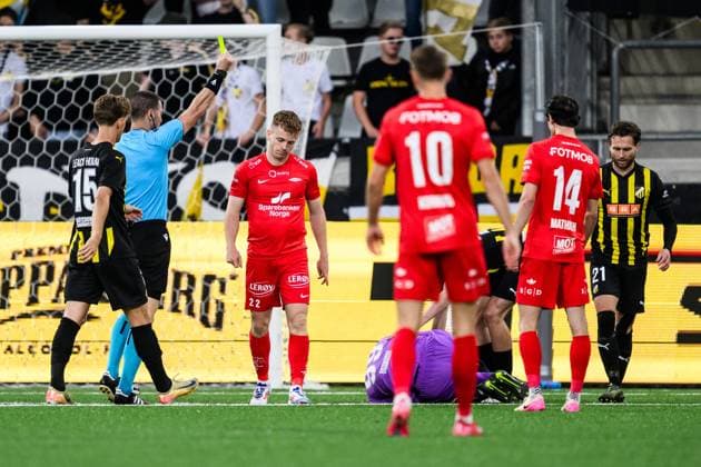 250807 Saevar Atli Magnusson of Brann receives a yellow card during the UEFA Champions League qualifier football match between Häcken and Brann on August 7, 2025 in Göteborg. Photo: Carl Sandin BILDBYRAN kod CS CS0748 fotboll football soccer fotball uefa europa league europa league häcken brann bbeng Copyright: CARLxSANDIN BB250807CS037