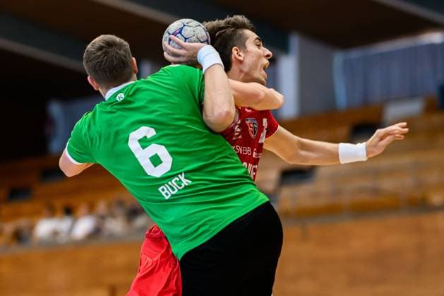 Bietigheim: HBL - 25 26 - Testspiel - SG BBM Bietigheim - HC Oppenweiler-Backnang v. li. im Zweikampf Timm Buck (HCOB) und Nikola Vlahovic (Bietigheim) Bietigheim-Bissingen Halle am Viadukt Baden-Württemberg Deutschland