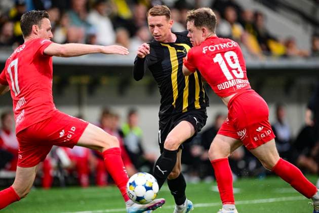 GÖTEBORG, SVERIGE 20250807 Häckens Julius Lindberg med bollen utmanas av Branns Joachim Soltvedt och Eggert Aron GuÃ°mundsson under torsdagens fotbollsmatch, tredje kvalomgangen till Europa League, mellan Sveriges BK Häcken och norska SK Brann, match 1 av 2 pa Bravida Arena i Göteborg, Sverige, 7 augusti 2025. GÖTEBORG SVERIGE x9200x