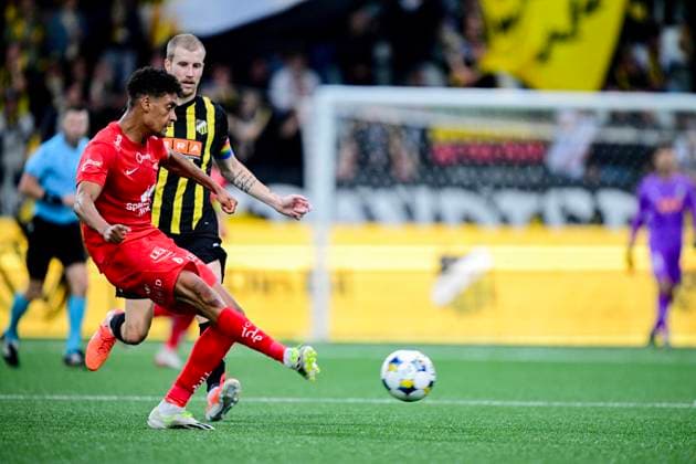 GÖTEBORG, SVERIGE 20250807 Branns Japhet Sery Larsen passar bollen framför Häckens lagkapten Simon Gustafson under torsdagens fotbollsmatch, tredje kvalomgangen till Europa League, mellan Sveriges BK Häcken och norska SK Brann, match 1 av 2 pa Bravida Arena i Göteborg, Sverige, 7 augusti 2025. GÖTEBORG SVERIGE x9200x