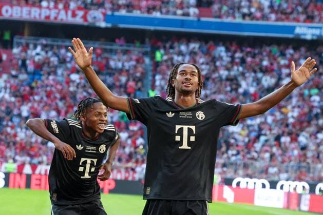 Jonah Kusi-Asare 41 (FC Bayern Muenchen) bejubelt sein Tor zum 4:0, mit Wisdom Mike 36 (FC Bayern Muenchen, FC Bayern Muenchen vs. Tottenham Hotspur, DFL, Premier League, Bundesliga, Saison 2025 2026, Vorbereitungsspiel, 07.08.2025 DFB regulations prohibit any use of photographs as image sequences and or quasi-video Muenchen Bayern Deutschland