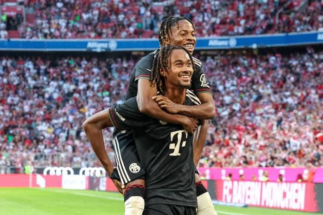 Wisdom Mike 36 (FC Bayern Muenchen) jubelt mit Jonah Kusi-Asare 41 (FC Bayern Muenchen) ueber dessen Tor zum 4:0, FC Bayern Muenchen vs. Tottenham Hotspur, DFL, Premier League, Bundesliga, Saison 2025 2026, Vorbereitungsspiel, 07.08.2025 DFB regulations prohibit any use of photographs as image sequences and or quasi-video Muenchen Bayern Deutschland