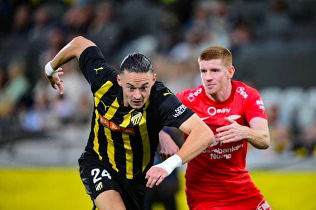 GÖTEBORG, SVERIGE 20250807 Häckens Amor Layouni framför Branns Thore Pedersen under torsdagens fotbollsmatch, tredje kvalomgangen till Europa League, mellan Sveriges BK Häcken och norska SK Brann, match 1 av 2 pa Bravida Arena i Göteborg, Sverige, 7 augusti 2025. GÖTEBORG SVERIGE x9200x