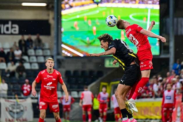 GÖTEBORG, SVERIGE 20250807 Häckens Silas Andersen i nickduell med Branns Thore Pedersen, medan Branns Emil Kornvig ser pa, under torsdagens fotbollsmatch, tredje kvalomgangen till Europa League, mellan Sveriges BK Häcken och norska SK Brann, match 1 av 2 pa Bravida Arena i Göteborg, Sverige, 7 augusti 2025. GÖTEBORG SVERIGE x9200x