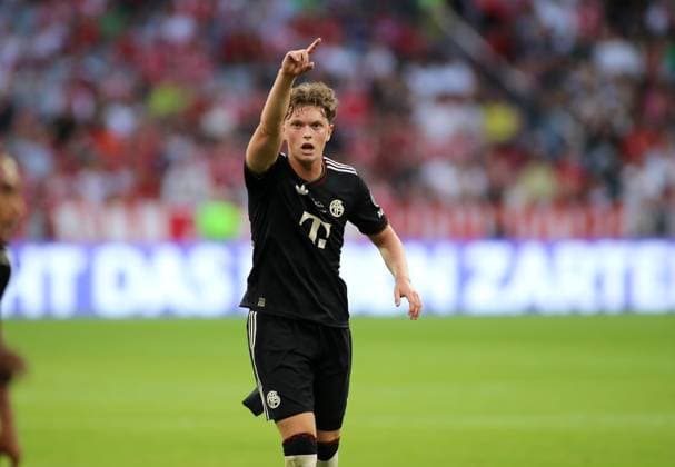 Fussball, Herren, Saison 2025 2026, FC Bayern München - Tottenham Hotspur, Telekom Cup, Testspiel, Allianz Arena Paul Wanner (FC Bayern München) im Laufen, hebt den rechten Arm, zeigen, deuten, Zeigefinger *** Football, men, season 2025 2026, FC Bayern Munich Tottenham Hotspur, Telekom Cup, test match, Allianz Arena Paul Wanner FC Bayern Munich running, raises right arm, point, pointing, index finger
