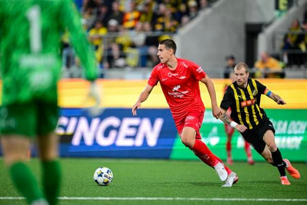 GOTHENBURG, SWEDEN 20250807 Brann s Eivind Helland is chased by Häckens Isak Brusberg during Thursday s Uefa Europa League third qualifying round soccer match between Sweden s BK Häcken and Norway s SK Brann, match 1 of 2 at Bravida Arena in Gothenburg, Sweden, August 7, 2025. GÖTEBORG SWEDEN x9200x