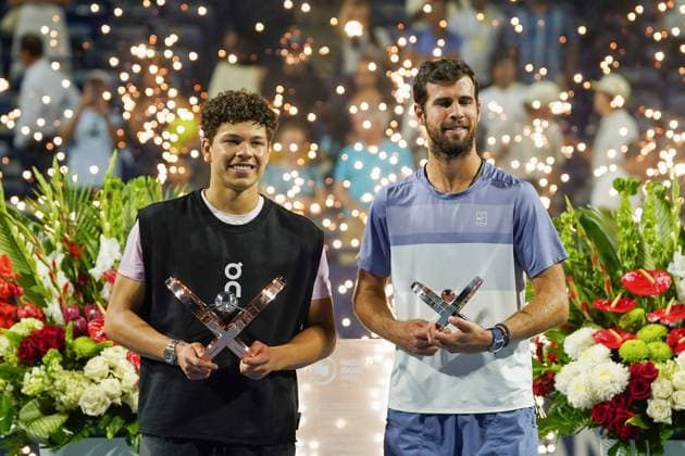 ATP, Tennis Herren Masters 1000 National Bank Open Toronto Presented by Rogers 2025 - Final Ben Shelton of the United States holding the winner s trophy and second-placed Karen Khachanov of Russia at the presentation ceremony of the Men s Singles Final match of the ATP Masters 1000 National Bank Open Toronto at Sobeys Stadium. on August 7, 2025 in Toronto, Canada. (Photo by Leonardo Ramirez Eyepix Group) Copyright: xLeonardoxRamirezx xEyepixxGroupx LR-07082025-07473