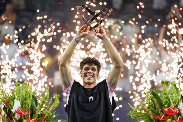 August 7, 2025, Toronto, Ontario, Canada: Ben Shelton of the United States holding the winner s trophy at the presentation ceremony of the Men s Singles Final match of the ATP, Tennis Herren Masters 1000 National Bank Open Toronto at Sobeys Stadium. on August 7, 2025 in Toronto, Canada. Toronto Canada - ZUMAe321 20250807_zsa_e321_063 Copyright: xLeonardoxRamirezx