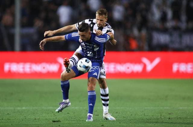 August 7, 2025, Thessaloniki, Greece: Wolfsberger s Donis Avdijaj Front and PAOK s Tomasz Kedziora Back fight for the ball during a Europa League 3rd Qualifying Round game between PAOK FC and Wolfsberger AC. Thessaloniki Greece - ZUMAp191 20250807_zap_p191_001 Copyright: xGiannisxPapanikosx Thessaloniki Greece - ZUMA0829 0829545181st Copyright: xIMAGO GiannisxPapanikosx