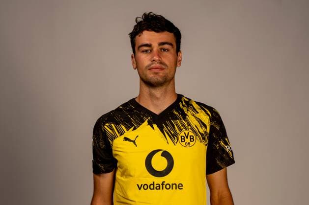 Borussia Dortmund; 1. BL, Porträttermin 2025 2026 Borussia Dortmund; 1. BL, Porträttermin 2025 2026 Giovanni Reyna; Borussia Dortmund; 1. BL, Porträttermin 2025 2026 Foto: Borussia Dortmund Hendrik Deckers via Revierfoto Dortmund Trainingsgelände Hohenbuschei Nordrhein-Westfalen Deutschland *** Borussia Dortmund 1 BL, portrait date 2025 2026 Borussia Dortmund 1 BL, portrait date 2025 2026 Giovanni Reyna Borussia Dortmund 1 BL, portrait date 2025 2026 Photo Borussia Dortmund Hendrik Deckers via Revierfoto Dortmund Training ground Hohenbuschei North Rhine-Westphalia Germany Poolfoto Borussia Dortmund Hendrik Deck ,EDITORIAL USE ONLY