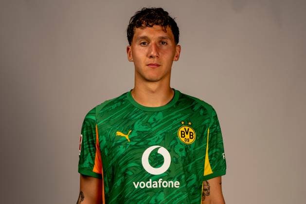 Borussia Dortmund; 1. BL, Porträttermin 2025 2026 Borussia Dortmund; 1. BL, Porträttermin 2025 2026 Silas Ostrzinski; Borussia Dortmund; 1. BL, Porträttermin 2025 2026 Foto: Borussia Dortmund Hendrik Deckers via Revierfoto Dortmund Trainingsgelände Hohenbuschei Nordrhein-Westfalen Deutschland