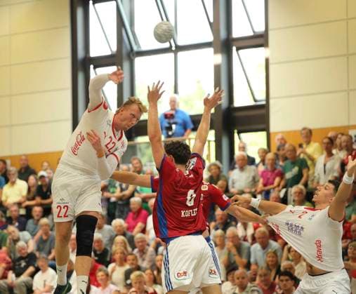 Foto : Torwurf von ..... Simon JEPPSSON (Kolstad) gegen Elias KOFLER (HSV) Handball Herren international, Saisonvorbereitung beim Heide Cup in Schneverdingen am Fr. 08.08.2025 HSV Handball - Kolstad IL